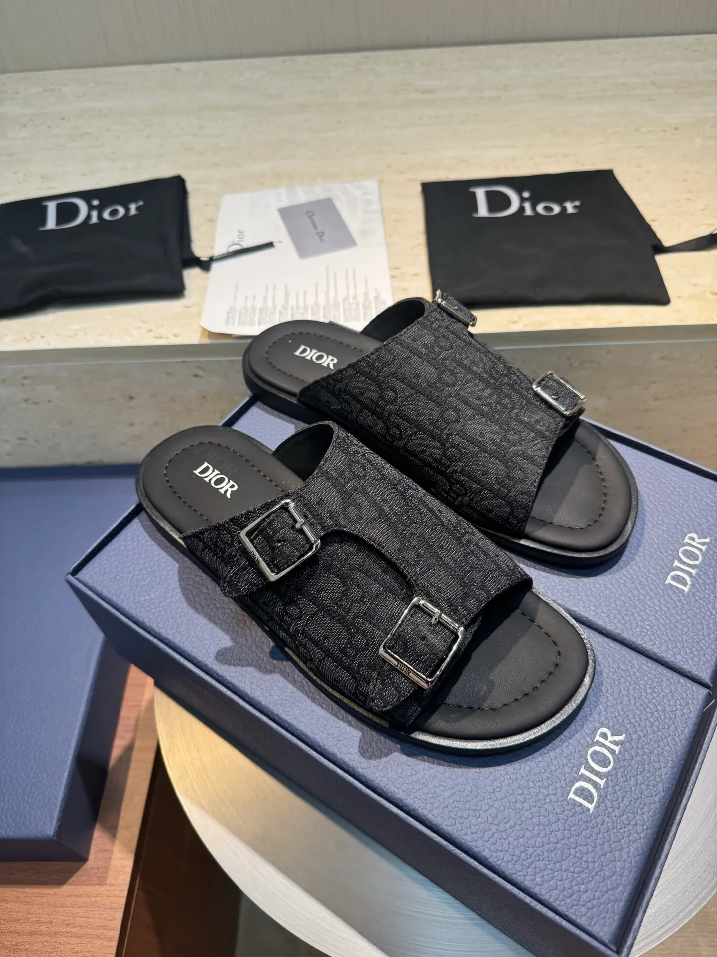Factory price: 360💰 Produced in Dongguan. Purchasing-grade top version (Dior) Alia men's leather slippers. This Alias ​​sandal is a new summer product, showing a casual and elegant style. Carefully crafted with grained cow leather, Oblque printed fabric, and cowhide lining! Cross-strap design with metal-clad brass CD Diamnd logo. The imported cowhide leather and rubber soles add sophistication and comfort, and are decorated with Obliue print-effect non-slip panels for added style! -Suitable for outdoor drivers driving shoes🚗. -Size: 39-44 (38.45 customized).